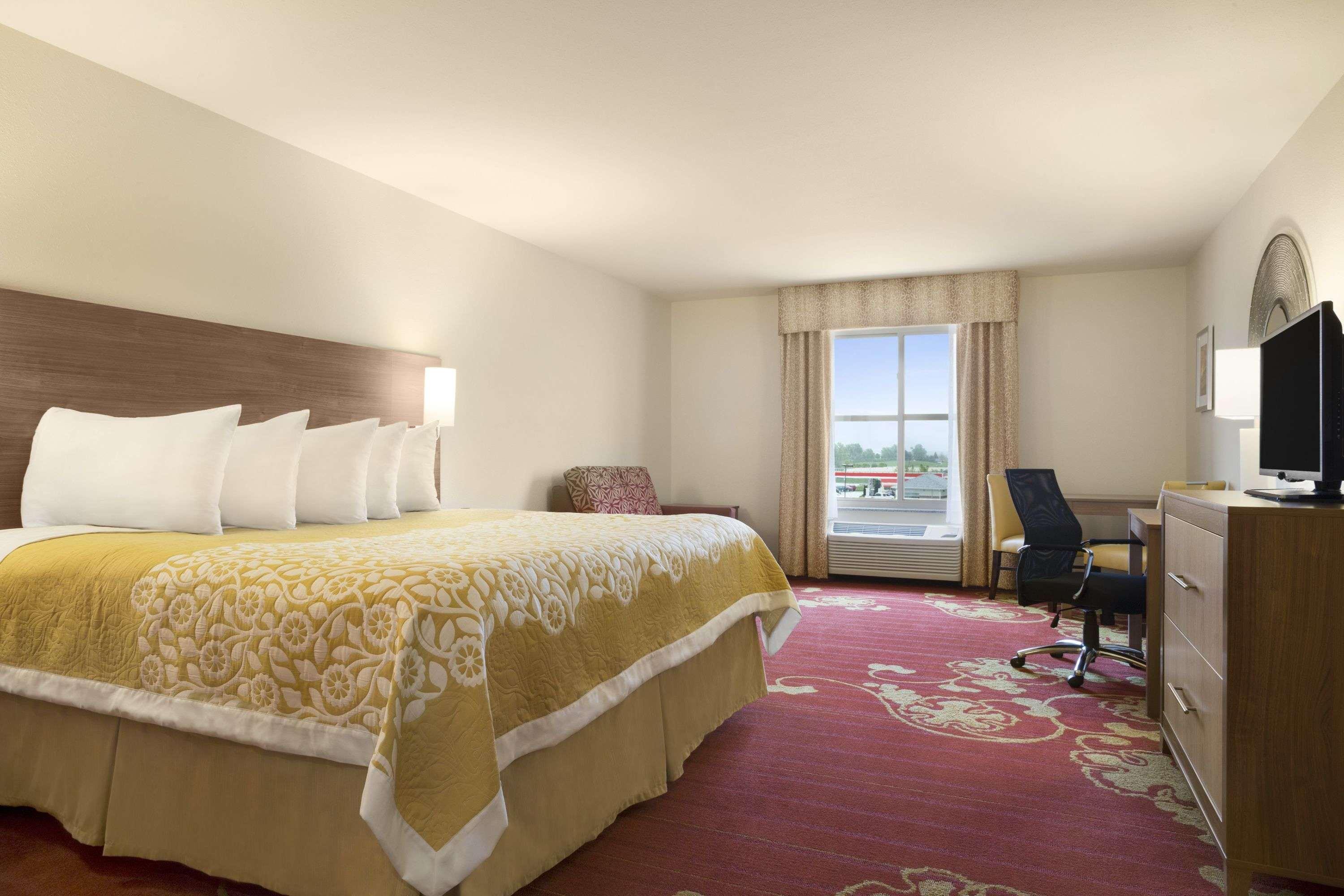 Days Inn & Suites By Wyndham Belmont Eksteriør billede