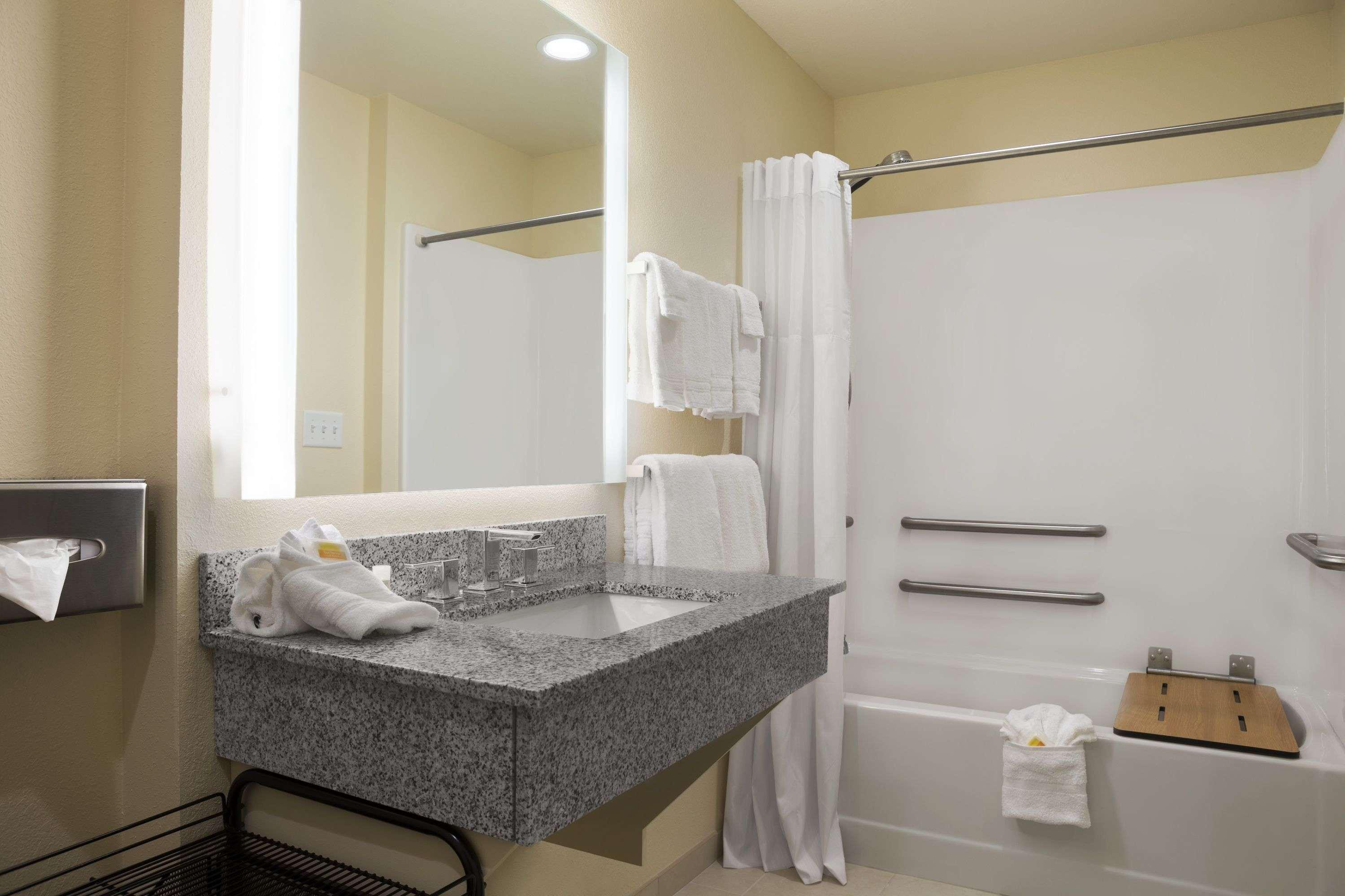 Days Inn & Suites By Wyndham Belmont Eksteriør billede